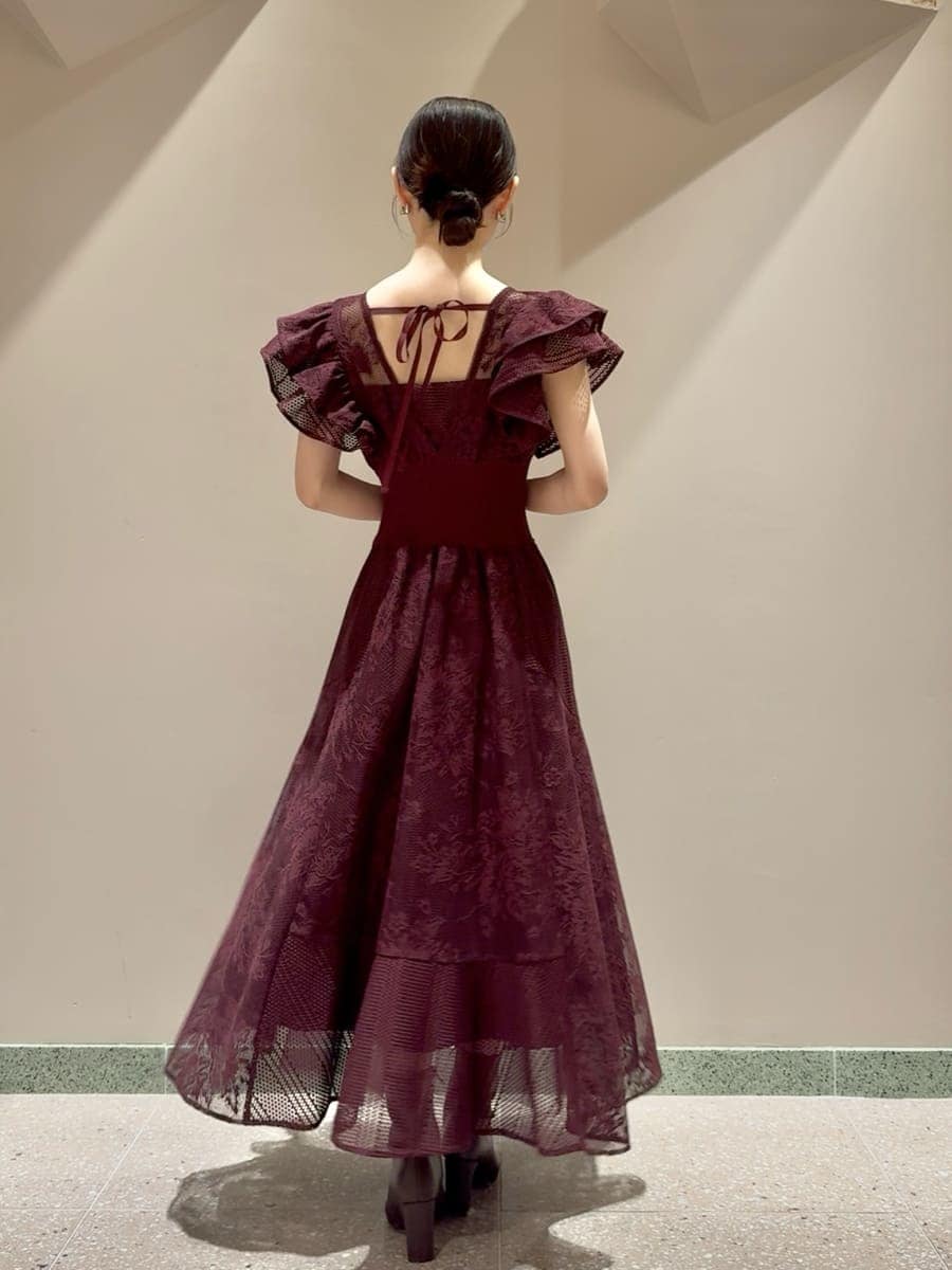 レッド系のドレス、レッド系のブーツ、ブラウン系のショルダーバッグを着用したレディースの夏コーディネートの3枚目の写真