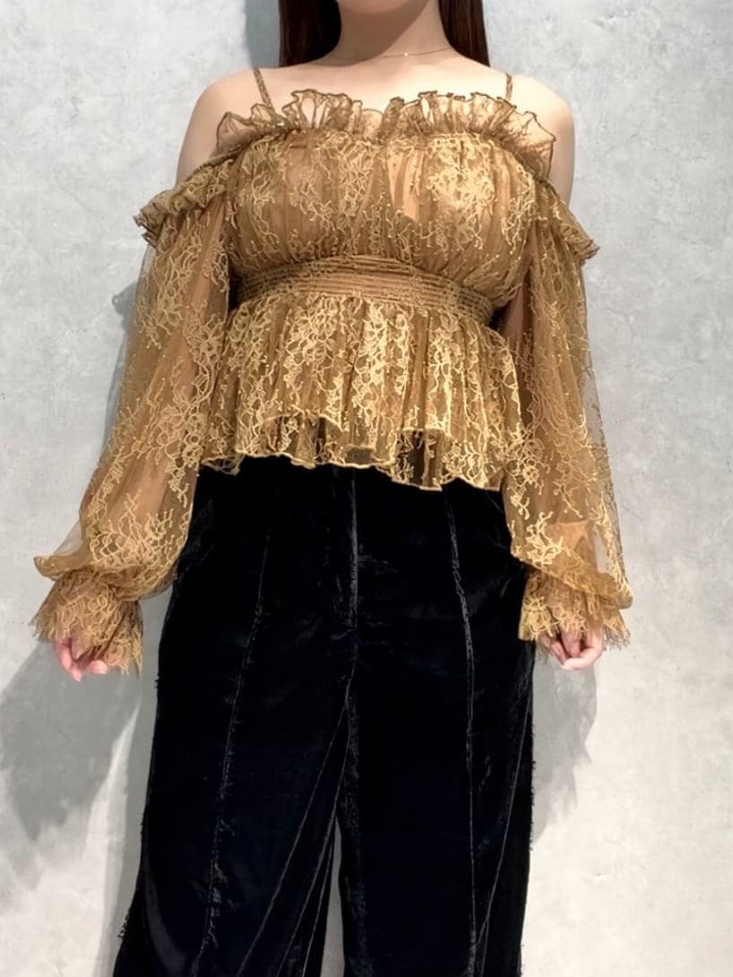 ブラック系のハンドバッグ、ブラック系のその他パンツ、イエロー系のシャツ/ブラウスを着用したレディースの秋コーディネートの5枚目の写真