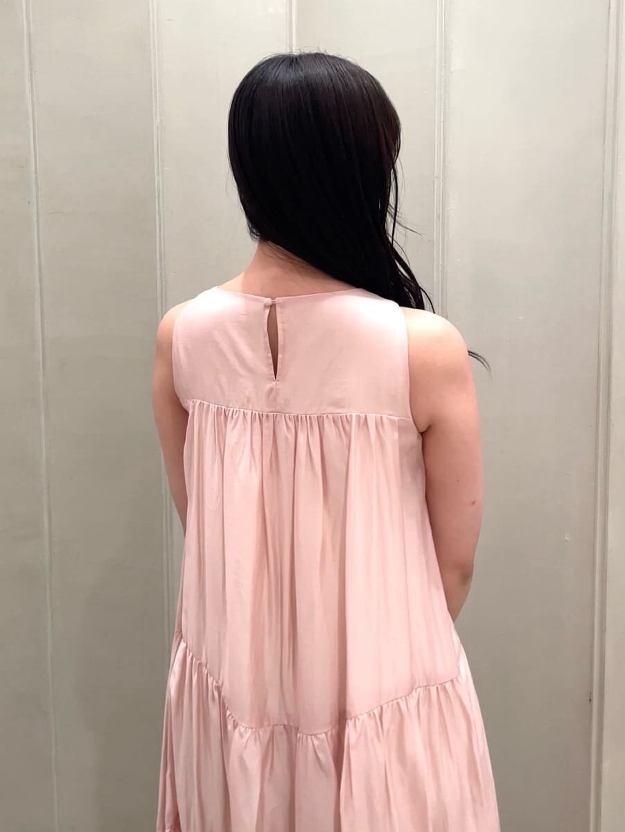 ピンク系のワンピース、その他のサンダル、ブラック系のハンドバッグを着用したレディースの夏コーディネートの7枚目の写真