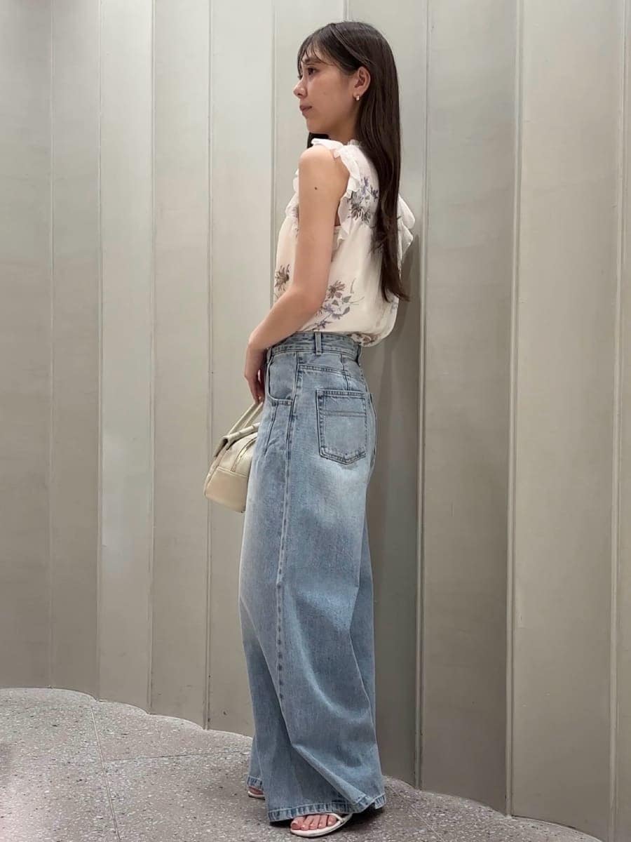 ホワイト系のボストンバッグ、ブルー系のデニムパンツ、ホワイト系のシャツ/ブラウスを着用したレディースの夏コーディネートの2枚目の写真