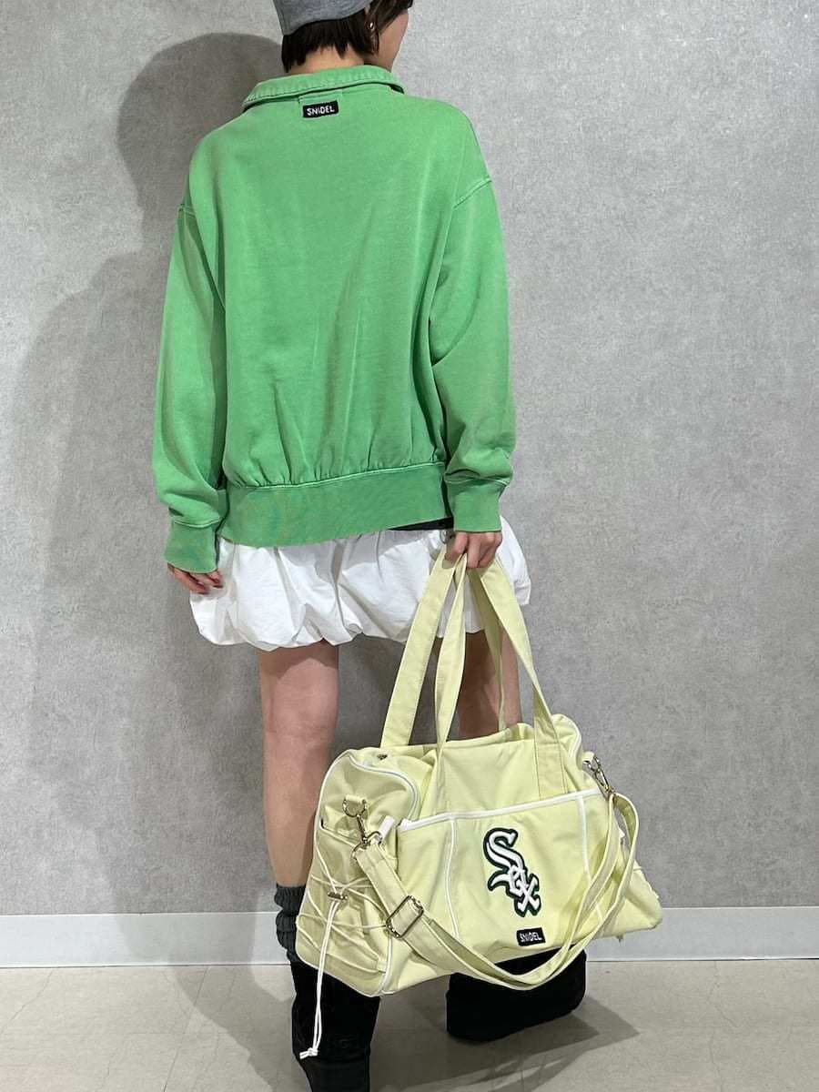 グレー系のワンピース、グリーン系のスウェットを着用したレディースの春コーディネートの4枚目の写真