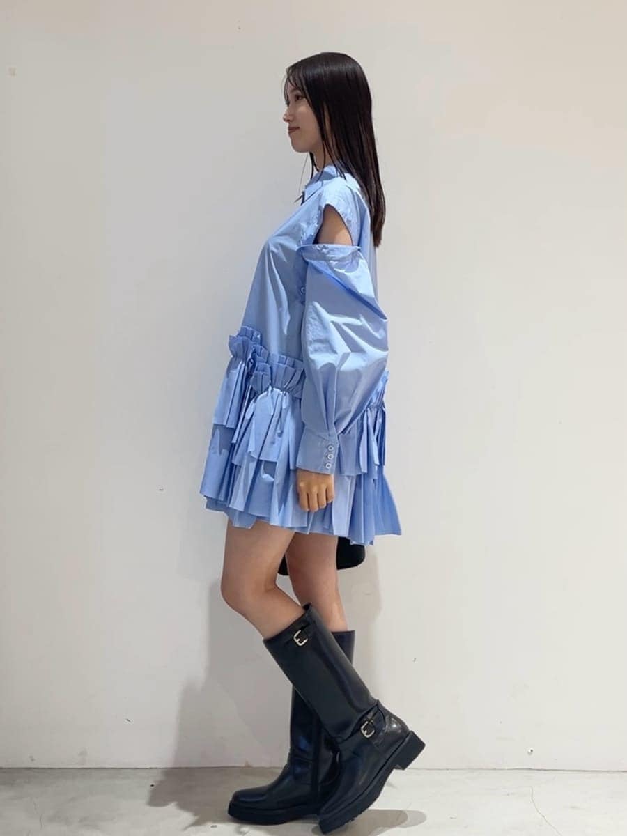 ブルー系のワンピース、ブラック系のブルゾン、ブラック系のブーツを着用したレディースの秋コーディネートの9枚目の写真