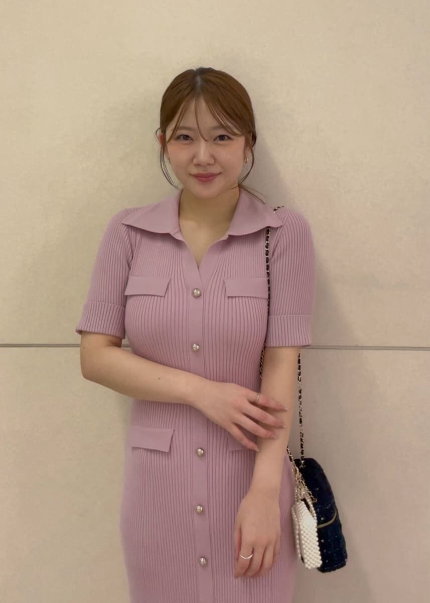 ブラック系のサンダル、ピンク系のワンピース、ブルー系のスマホグッズを着用したレディースの夏コーディネートの2枚目の写真