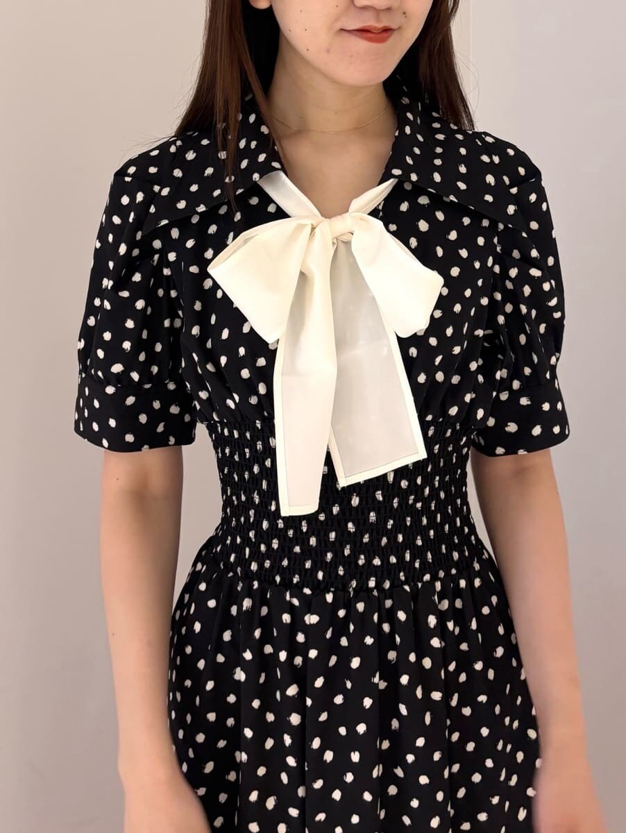 ブラック系のワンピース、ホワイト系のショルダーバッグ、ブラック系のパンプスを着用したレディースの夏コーディネートの5枚目の写真