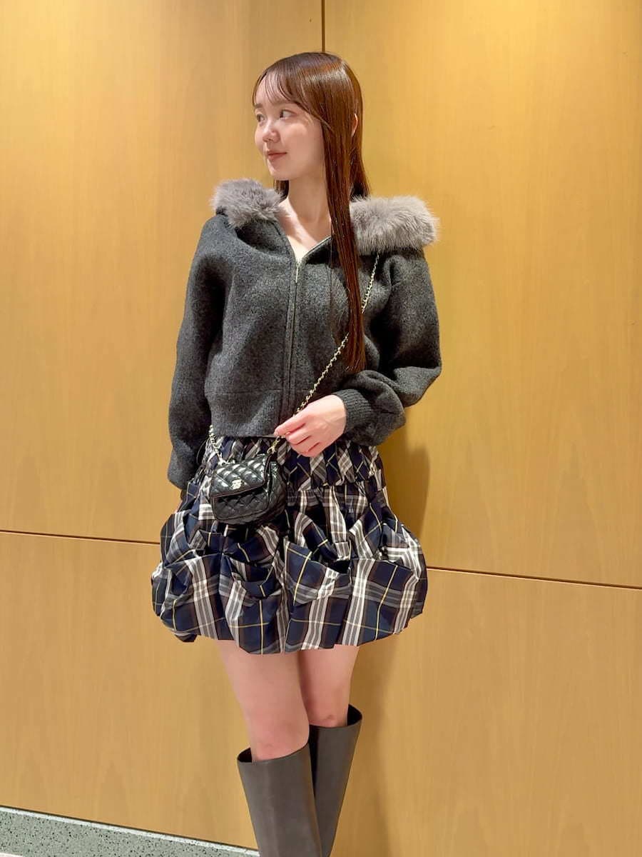 グレー系のブーツ、ブラック系のショルダーバッグ、その他のその他パンツを着用したレディースの秋コーディネートの4枚目の写真