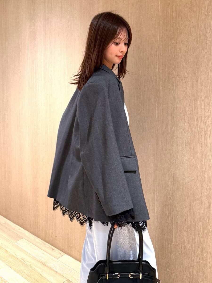 グレー系のテーラードジャケット、ブルー系のその他パンツ、ブルー系のキャミソールを着用したレディースの秋コーディネートの6枚目の写真