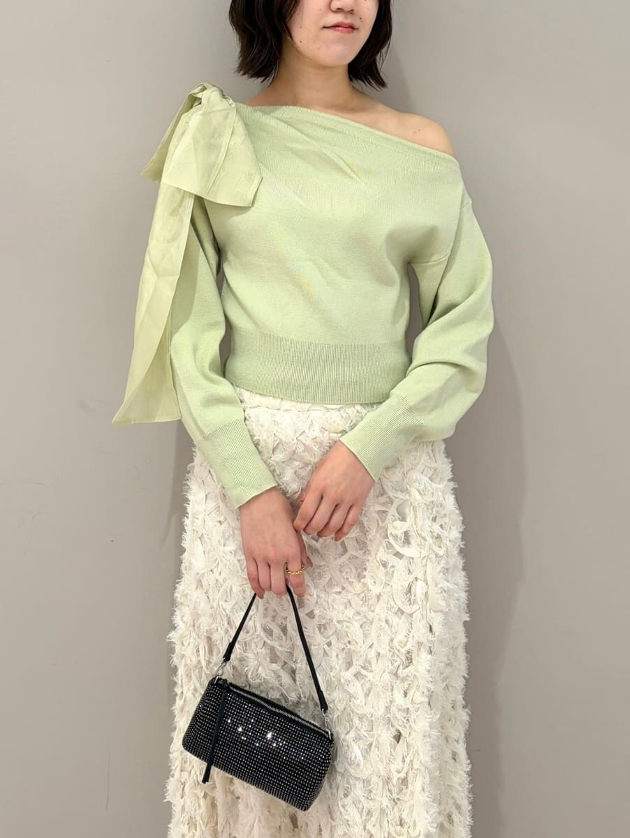 ホワイト系のスカート、グリーン系のニット/セーターを着用したレディースの冬コーディネートの4枚目の写真