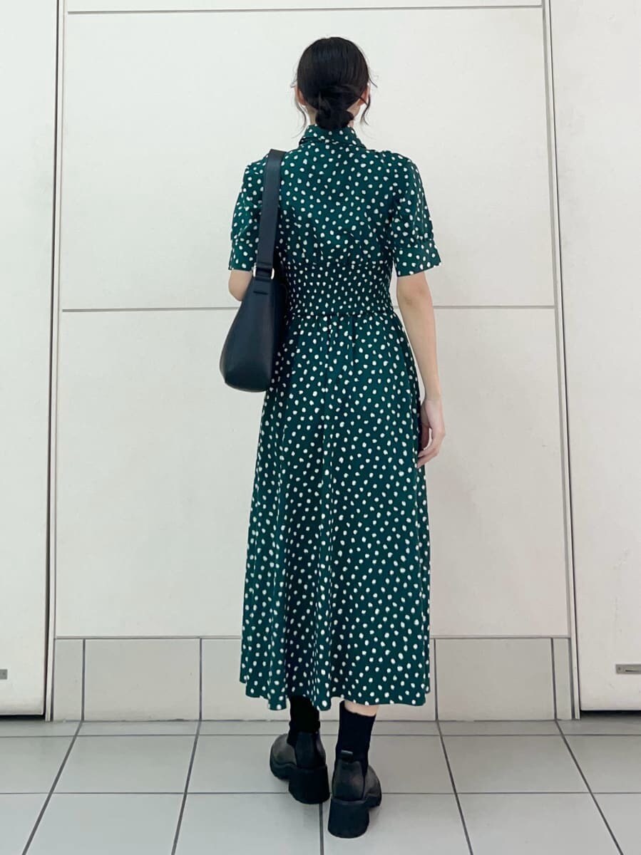 グリーン系のワンピース、ブラック系のトートバッグを着用したレディースの夏コーディネートの4枚目の写真