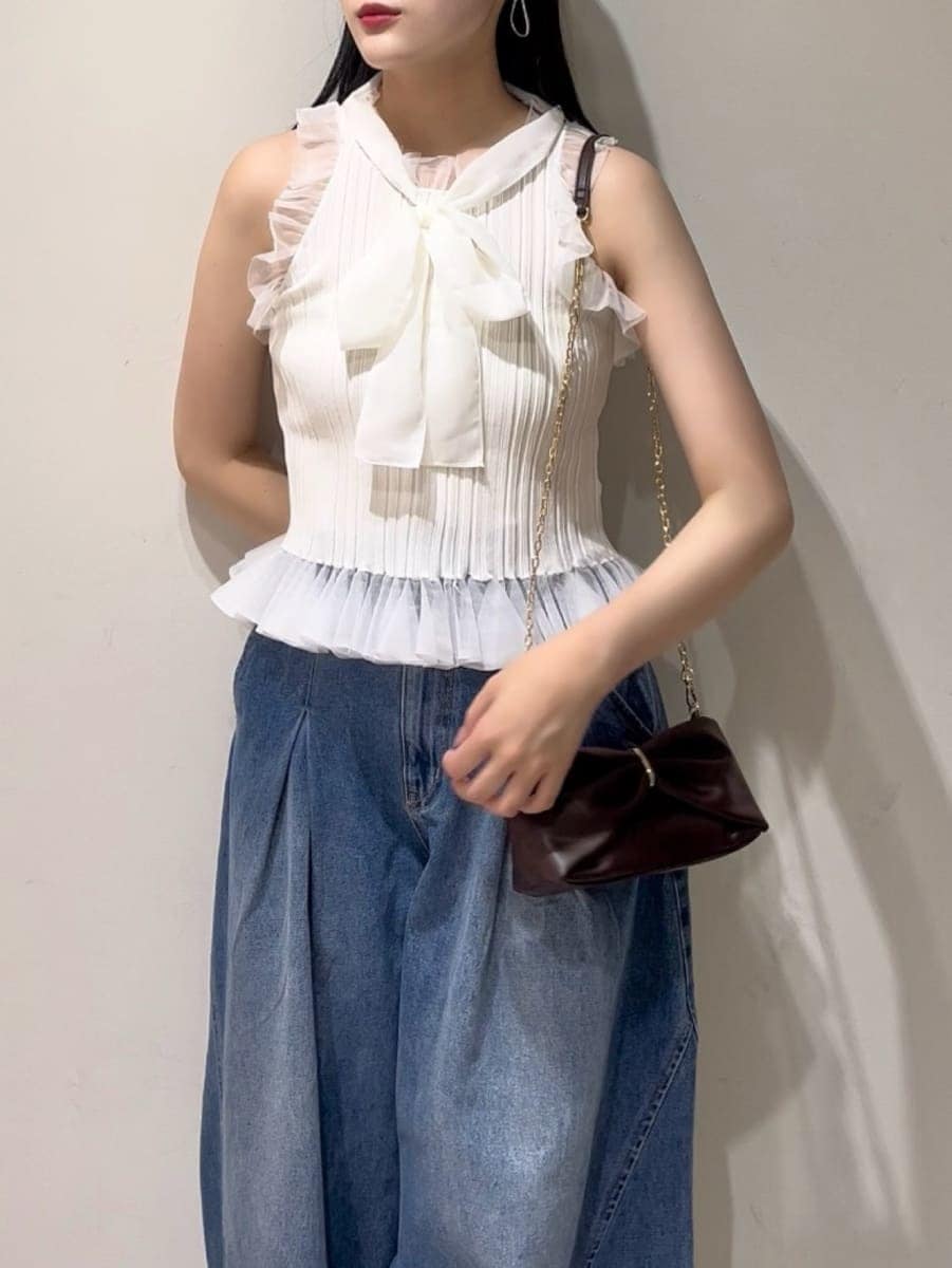 ブルー系のデニムパンツ、ホワイト系のニット/セーターを着用したレディースの夏コーディネートの4枚目の写真