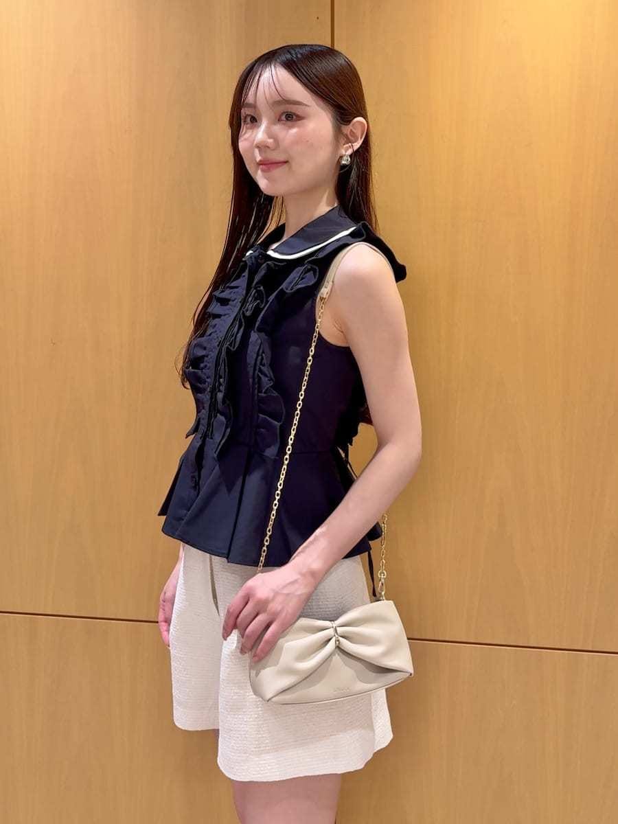 ホワイト系のその他パンツ、ブラック系のサンダル、ブルー系のシャツ/ブラウスを着用したレディースの夏コーディネートの7枚目の写真