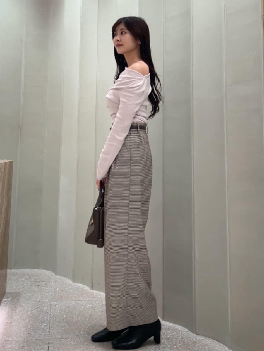 ブラウン系のハンドバッグ、その他のその他パンツ、ピンク系のニット/セーターを着用したレディースの秋コーディネートの5枚目の写真