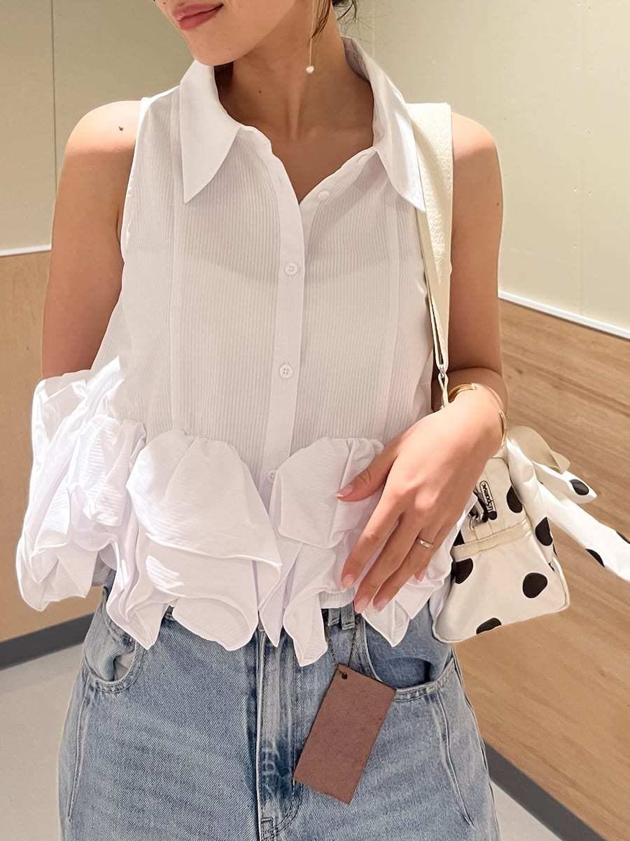 ブルー系のデニムパンツ、ホワイト系のシャツ/ブラウス、ホワイト系のショルダーバッグを着用したレディースの夏コーディネートの5枚目の写真