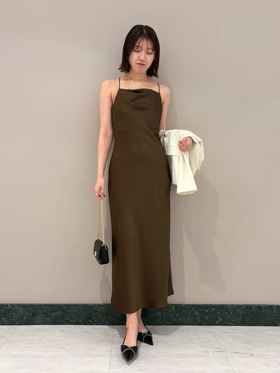 ホワイト系のテーラードジャケット、ブラック系のパンプス、ブラック系のショルダーバッグを着用したレディースの春コーディネートの2枚目の写真