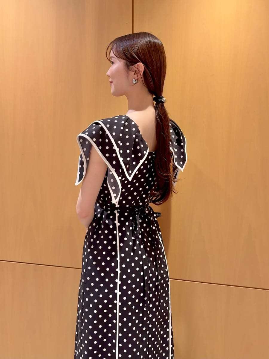 ブラック系のワンピース、ホワイト系のショルダーバッグを着用したレディースの春コーディネートの6枚目の写真