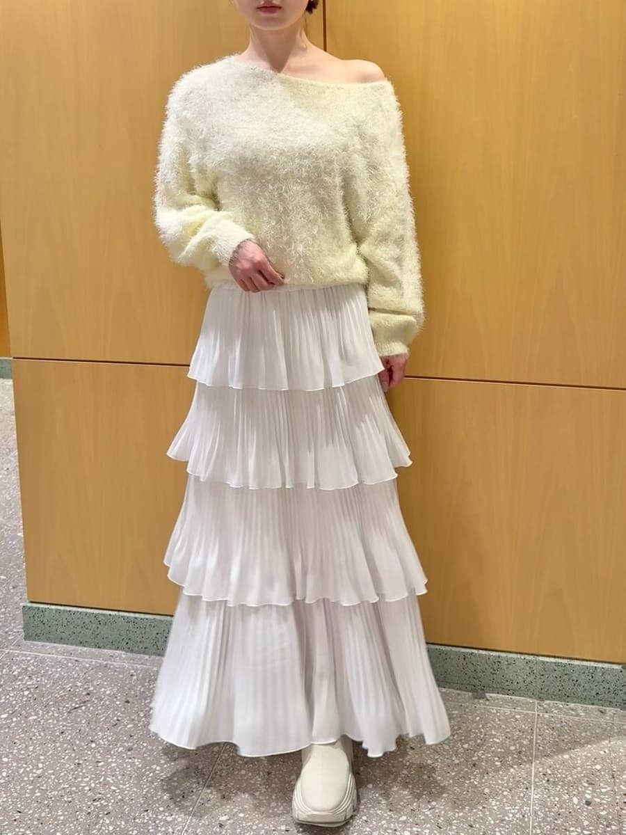 ホワイト系のショルダーバッグ、ホワイト系のブーツを着用したレディースの冬コーディネートの5枚目の写真