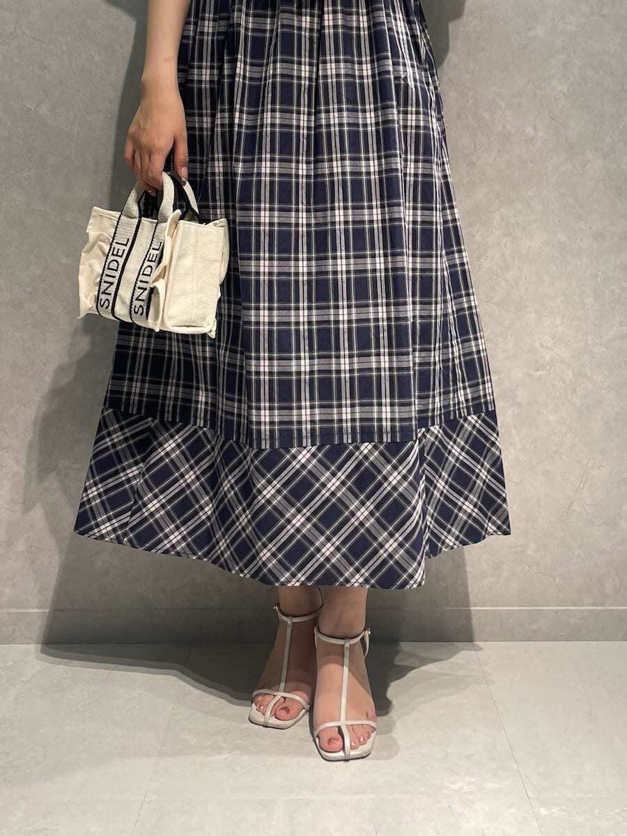 その他のワンピース、ホワイト系のサンダル、ブラック系のショルダーバッグを着用したレディースの夏コーディネートの6枚目の写真