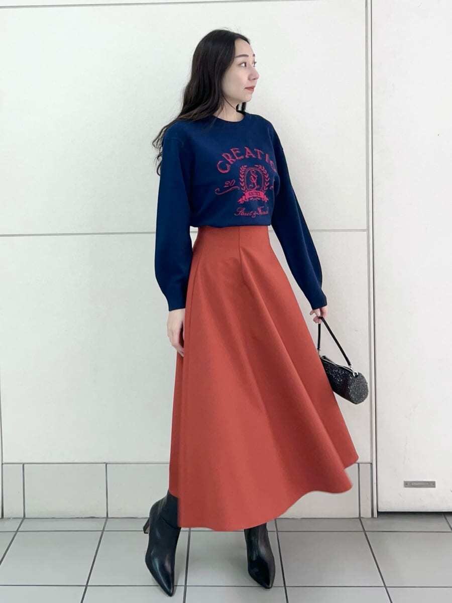 ブラック系のブーツ、ブルー系のニット/セーターを着用したレディースの冬コーディネートの3枚目の写真