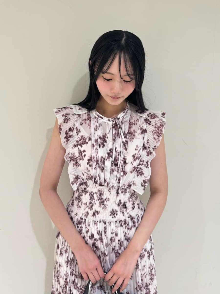 ピンク系のワンピース、ブルー系のテーラードジャケット、ブラック系のハンドバッグを着用したレディースの冬コーディネートの6枚目の写真