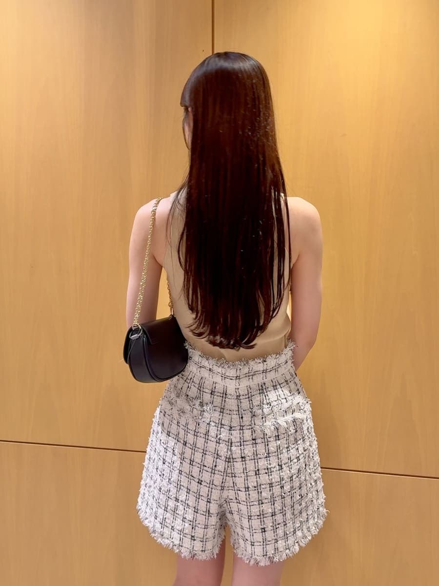 ブラック系のショルダーバッグ、ホワイト系のその他パンツ、ベージュ系のニット/セーターを着用したレディースの夏コーディネートの7枚目の写真