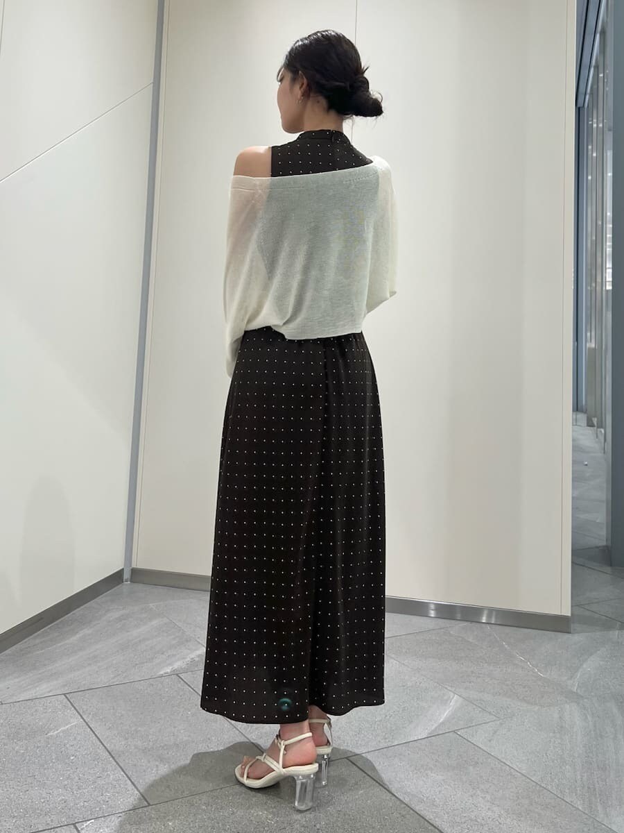 ブラウン系のワンピース、ホワイト系のカーディガン/ボレロ、ホワイト系のハンドバッグを着用したレディースの春コーディネートの2枚目の写真
