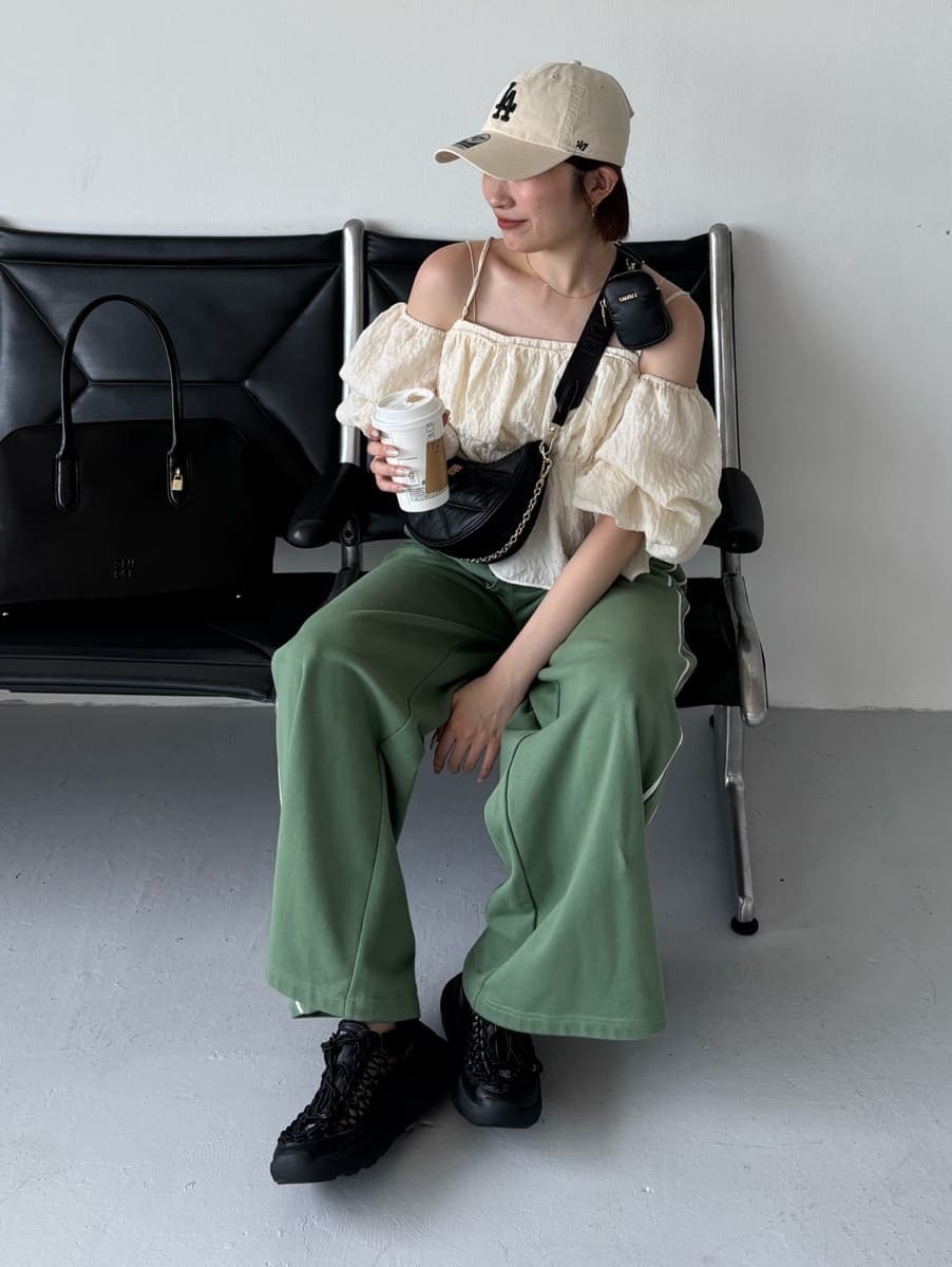 グリーン系のスウェットパンツ、ブラック系のショルダーバッグ、ブラック系のサンダルを着用したレディースの夏コーディネートの5枚目の写真