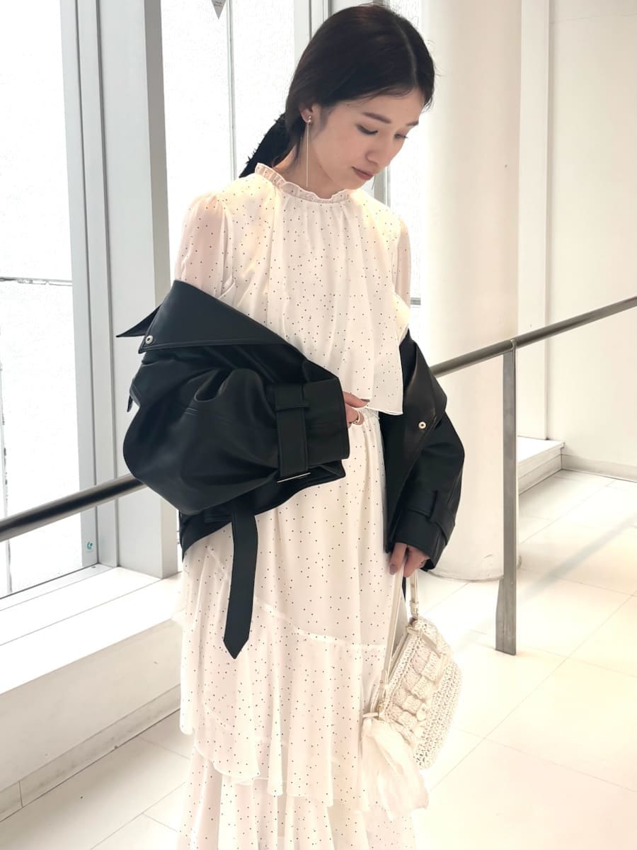 ブラック系のブーツ、その他のワンピース、ブラック系のトレンチコートを着用したレディースの冬コーディネートの6枚目の写真