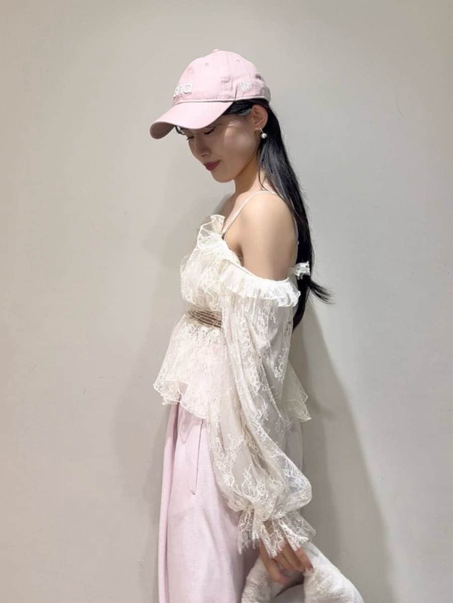 ピンク系のその他パンツ、ホワイト系のシャツ/ブラウス、ブラウン系のパンプスを着用したレディースの秋コーディネートの5枚目の写真