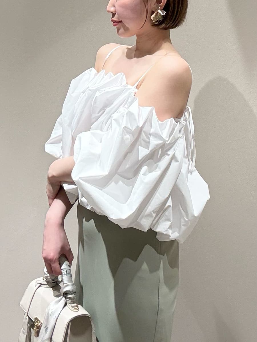 グリーン系のスカート、ホワイト系のシャツ/ブラウス、ホワイト系のハンドバッグを着用したレディースの春コーディネートの8枚目の写真