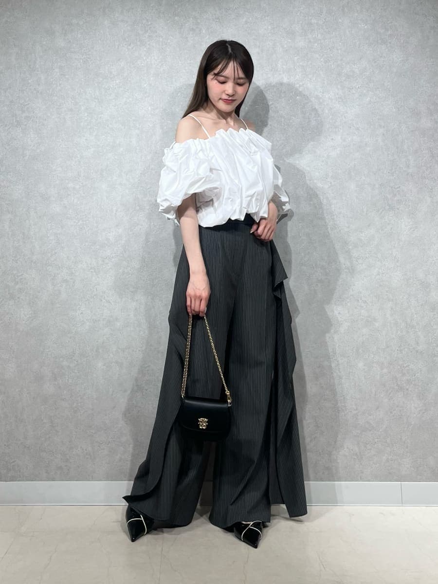 グレー系のその他パンツ、ホワイト系のシャツ/ブラウス、ブラック系のパンプスを着用したレディースの春コーディネートの2枚目の写真