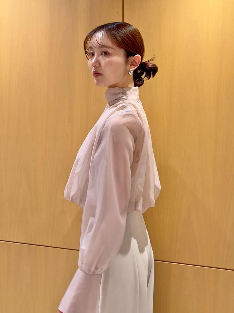 その他のパンプス、ホワイト系のハンドバッグを着用したレディースの冬コーディネートの7枚目の写真