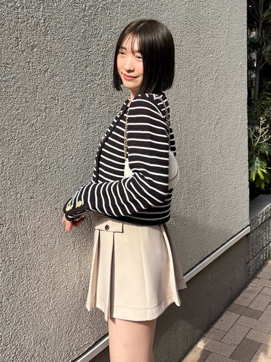 ベージュ系のスカート、その他のカーディガン/ボレロ、ホワイト系のショルダーバッグを着用したレディースの冬コーディネートの7枚目の写真