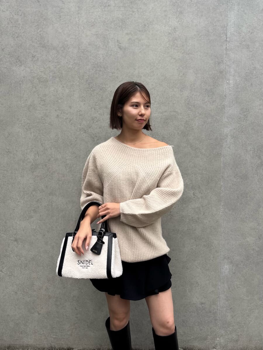 ブラック系のブーツ、ブラック系のハンドバッグ、ブラック系のその他パンツを着用したレディースの秋コーディネートの3枚目の写真