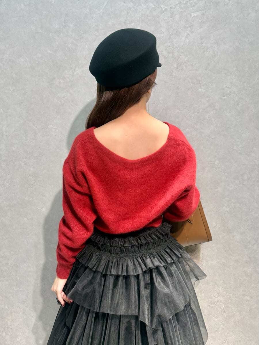 レッド系のブーツ、レッド系のカーディガン/ボレロ、ブラウン系のハンドバッグを着用したレディースの冬コーディネートの7枚目の写真