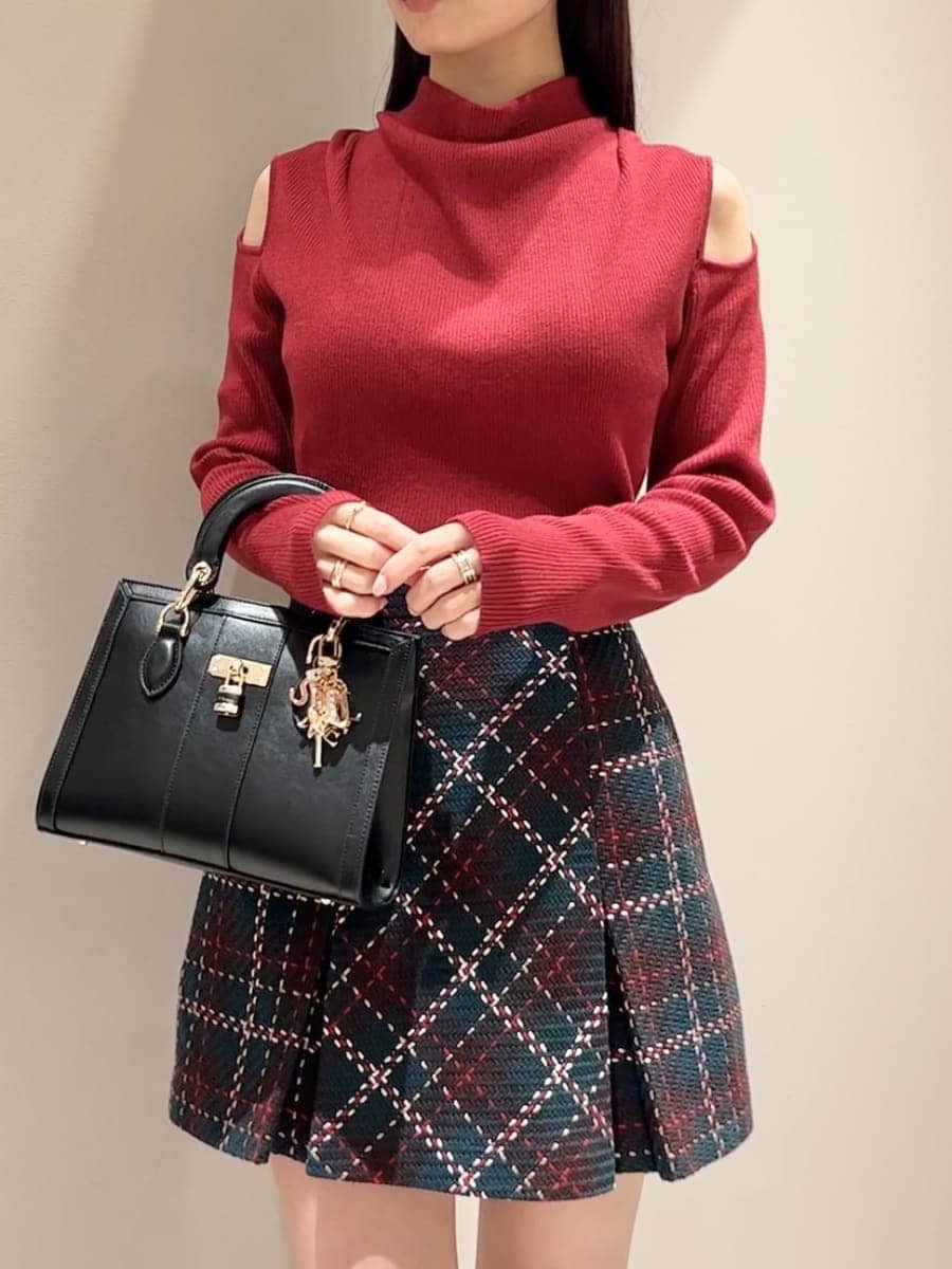 ブルー系のその他パンツ、レッド系のニット/セーター、ブラック系のハンドバッグを着用したレディースの冬コーディネートの7枚目の写真