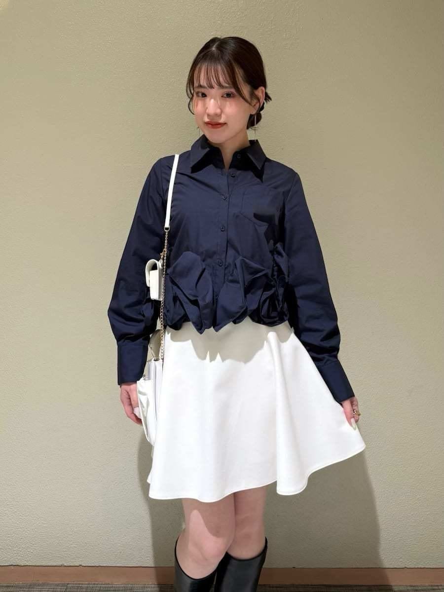 ホワイト系のその他パンツ、ブルー系のシャツ/ブラウス、イエロー系のショルダーバッグを着用したレディースの冬コーディネートの2枚目の写真