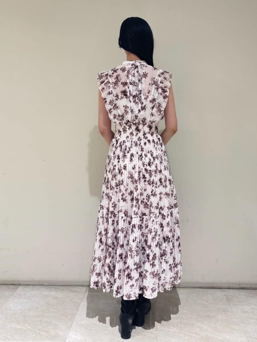 ピンク系のワンピース、ブルー系のテーラードジャケット、ブラック系のハンドバッグを着用したレディースの冬コーディネートの4枚目の写真