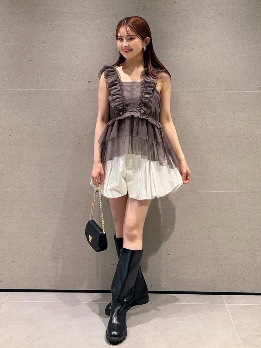 ホワイト系のその他パンツ、グレー系のシャツ/ブラウス、ブラック系のショルダーバッグを着用したレディースの春コーディネートの3枚目の写真