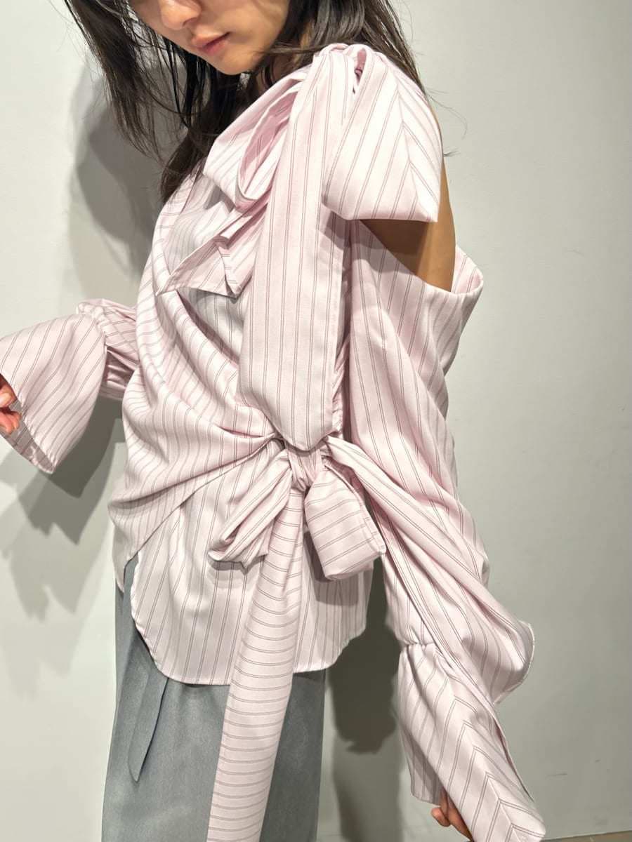 グレー系のその他パンツ、ホワイト系のショルダーバッグを着用したレディースの冬コーディネートの9枚目の写真