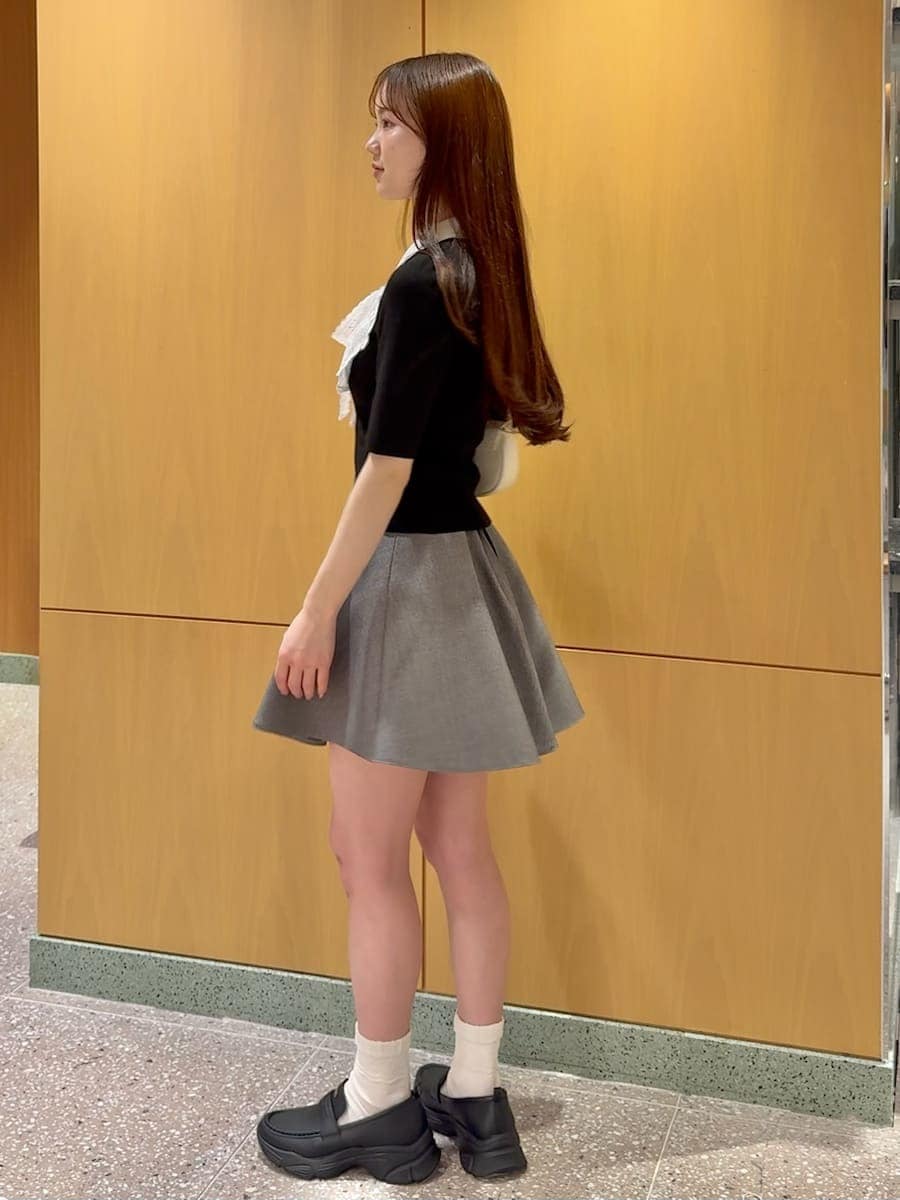 グレー系のその他パンツ、ブラック系のニット/セーター、ホワイト系のショルダーバッグを着用したレディースの冬コーディネートの3枚目の写真