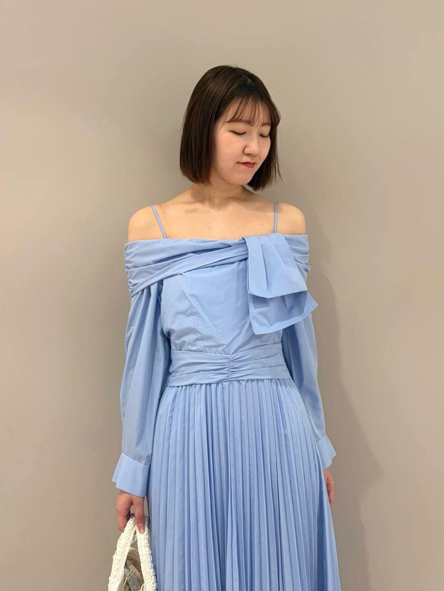 ブルー系のワンピース、ホワイト系のサンダル、ホワイト系のショルダーバッグを着用したレディースの春コーディネートの4枚目の写真