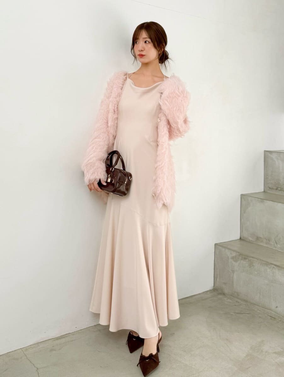 ホワイト系のキャミソール、ブラウン系のボストンバッグ、その他のイヤリングを着用したレディースの秋コーディネートの2枚目の写真