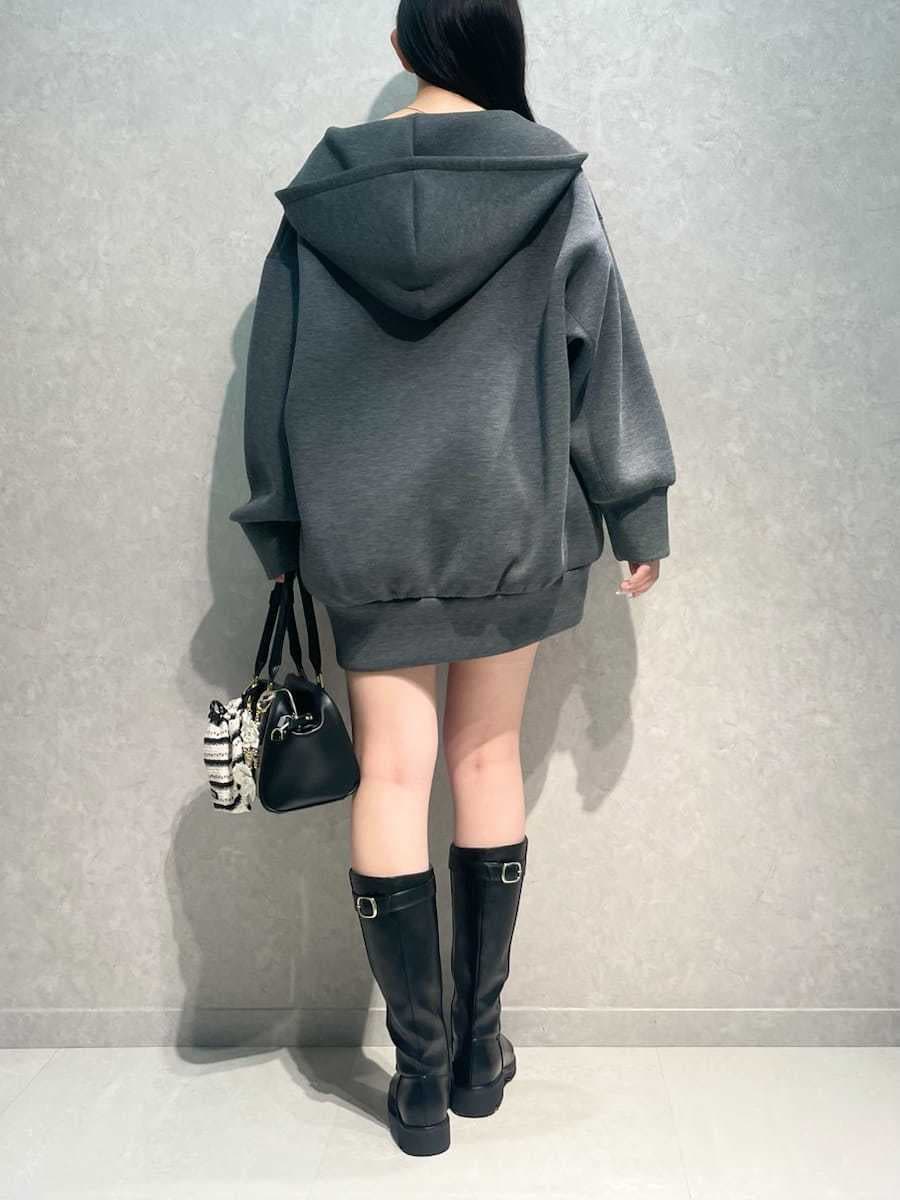 ブラック系のその他パンツ、ブラック系のボストンバッグ、グレー系のワンピースを着用したレディースの春コーディネートの4枚目の写真