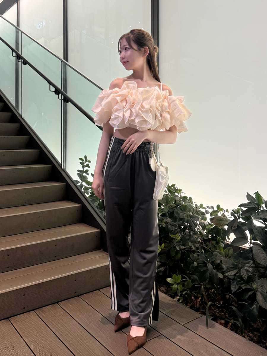 ホワイト系のシャツ/ブラウス、グレー系のその他パンツ、ブラウン系のパンプスを着用したレディースの冬コーディネートの2枚目の写真