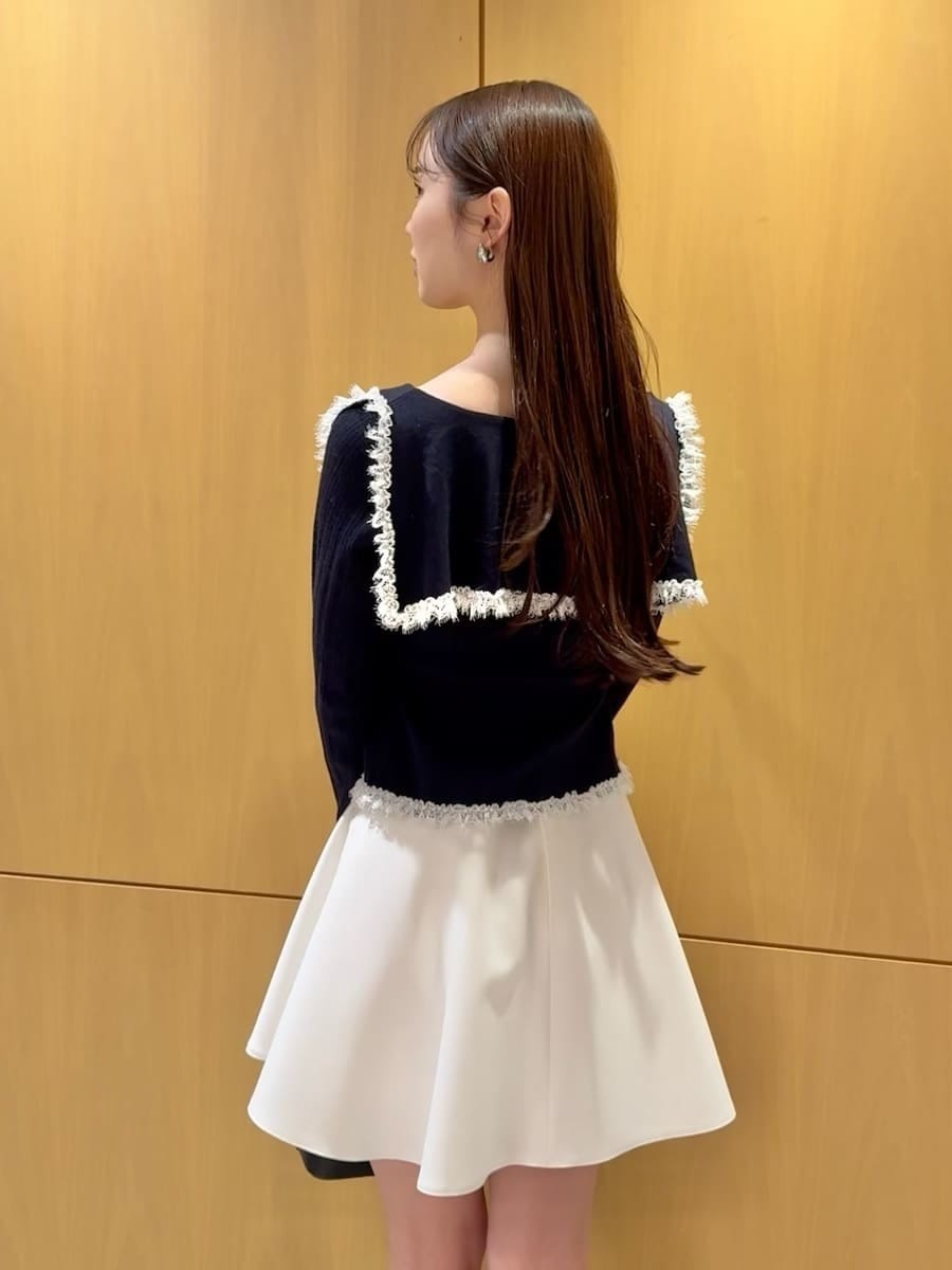 ブルー系のニット/セーター、ホワイト系のその他パンツ、ブラック系のハンドバッグを着用したレディースの冬コーディネートの7枚目の写真