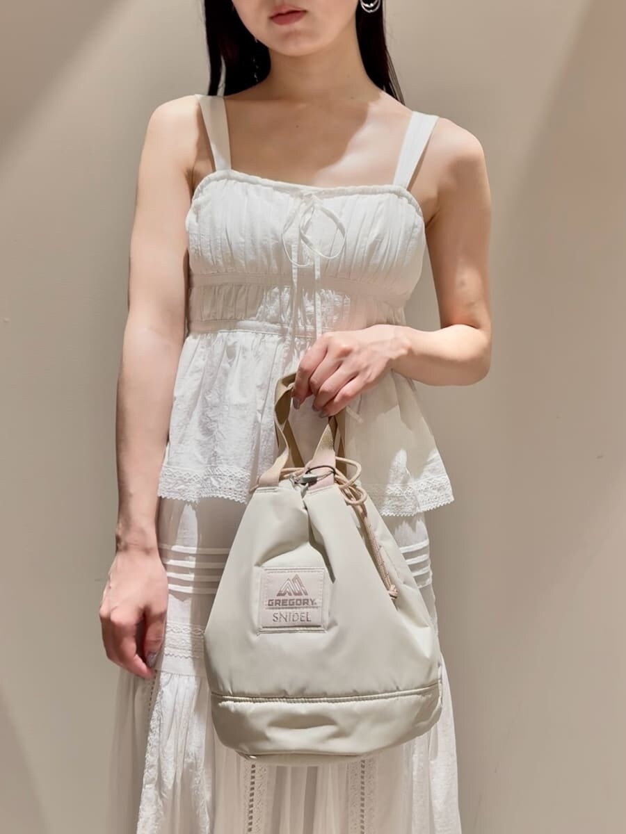 ホワイト系のシャツ/ブラウス、ホワイト系のスカート、ベージュ系のサンダルを着用したレディースの夏コーディネートの5枚目の写真