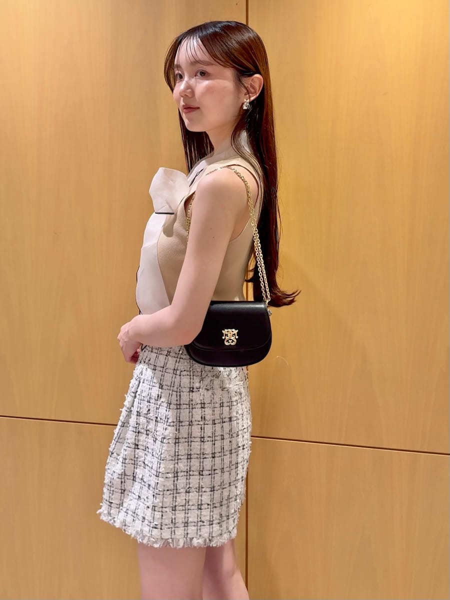 ブラック系のショルダーバッグ、ホワイト系のその他パンツ、ベージュ系のニット/セーターを着用したレディースの夏コーディネートの6枚目の写真