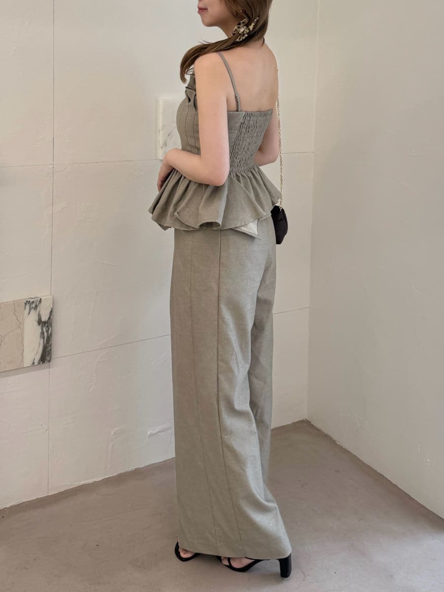 ブラック系のサンダル、ベージュ系のその他パンツ、ベージュ系のその他トップスを着用したレディースの夏コーディネートの5枚目の写真