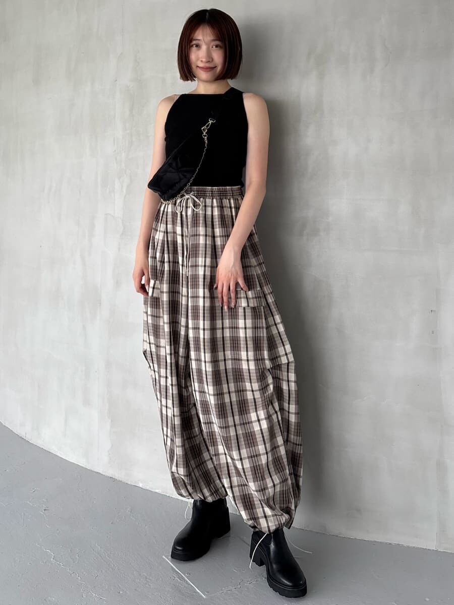 ブラック系のニット/セーター、ベージュ系のその他パンツ、ブラック系のショルダーバッグを着用したレディースの夏コーディネートの3枚目の写真