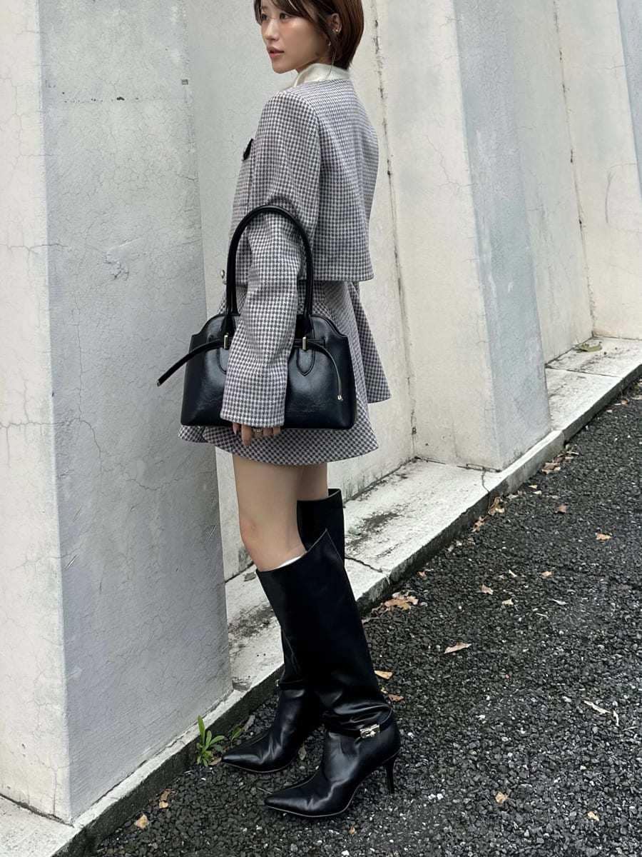 その他のノーカラージャケット、その他のその他パンツ、ホワイト系のTシャツ/カットソーを着用したレディースの秋コーディネートの5枚目の写真