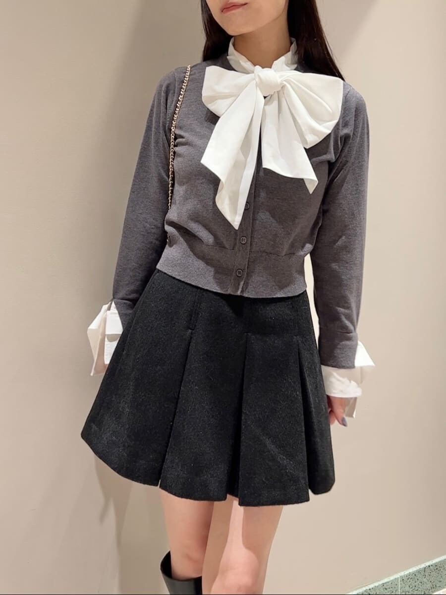 ブラック系のブルゾン、グレー系のニット/セーター、ブラック系のスカートを着用したレディースの秋コーディネートの5枚目の写真